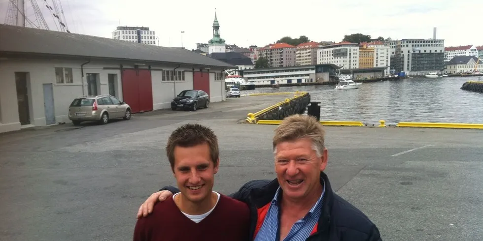 Daniel Stenevik (t.v) og Mons Eivind Troland (t.h) er begge skippere på "Knester". De trives godt i jobben. (Foto: Øystein Hage)