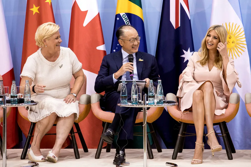 Jim Yong Kim (midten) går av som president i Verdensbanken 1. februar, over tre år før tiden. Nå jakter Ivanka Trump (til høyre) på en erstatter. Her sammen med Siv Jensen i 2017.