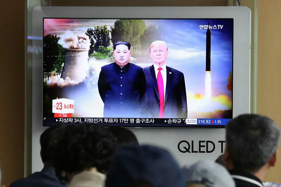 Både Nord-Koreas Kim Jong-un og USAs Donald Trump har oppblåste selvbilder og ingen eller lite erfaring med internasjonale forhandlinger. Tirsdag møtes de etter planen i Singapore. Foto: Ahn Young-joon/AP/NTB Scanpix