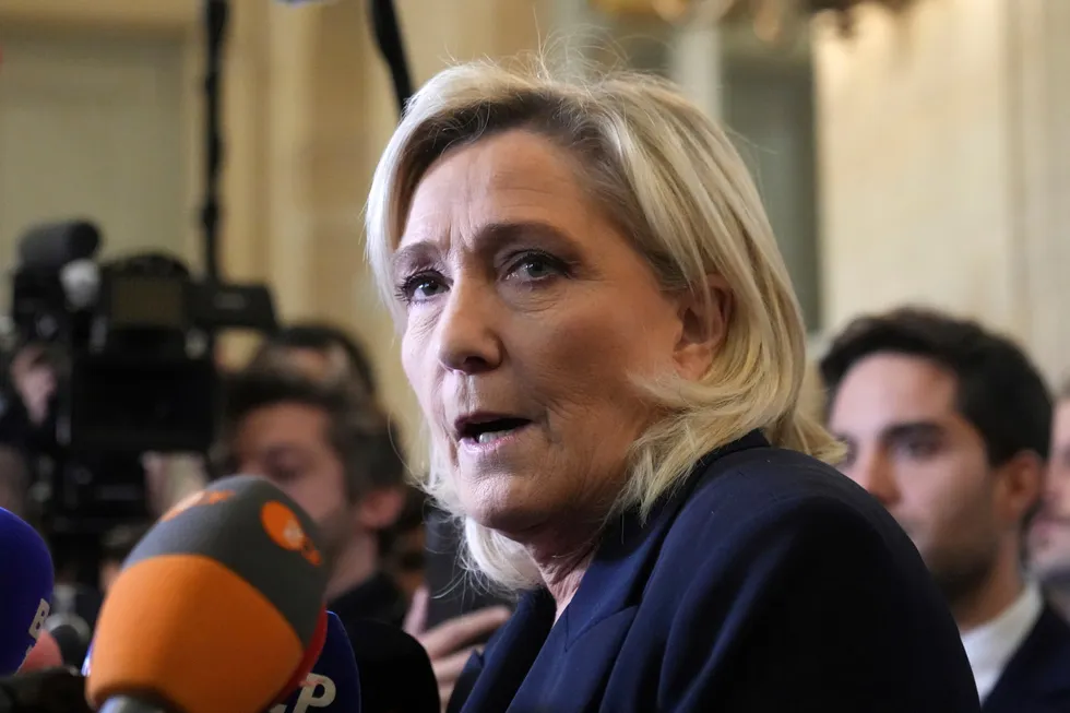 – Franskmenn har fått nok, sa ytre høyre lederen Marine Le Pen, da hun mandag varslet at de ville stemme sammen med ytre venstre og felle regjeringen.