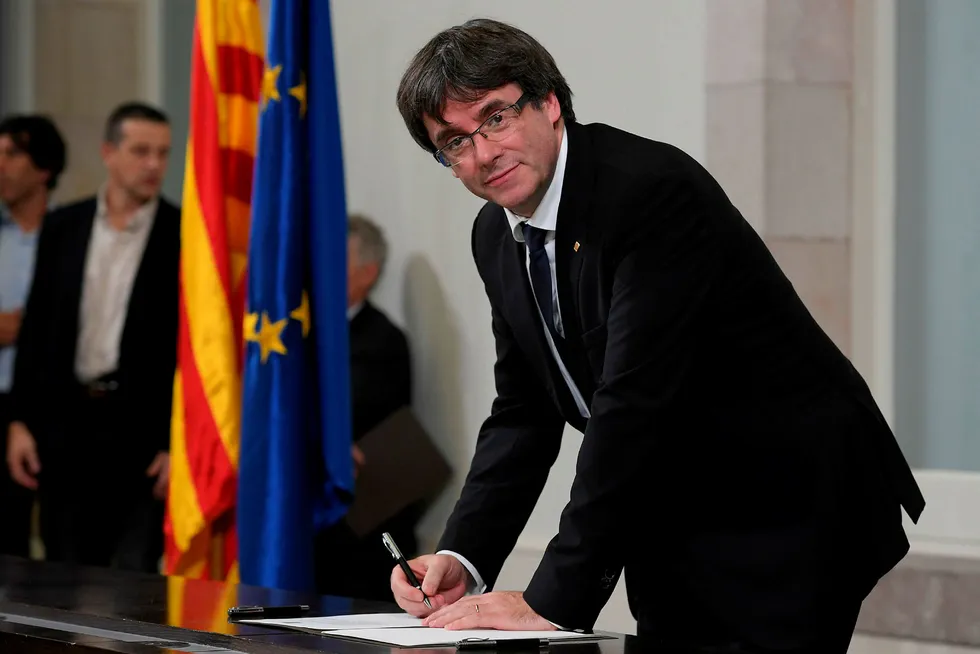 Catalonias president Carles Puigdemont underskrev et dokument om Catalonias uavhengighet i det regionale parlamentet i Barcelona 10. oktober. Foto: LLUIS GENE/afp PHOTO / NTB Scanpix