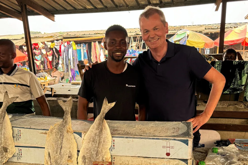 Sjømatutsending Johnny Håberg på klippfisk på markedet i Kinshasa i Den demokratiske republikken Kongo