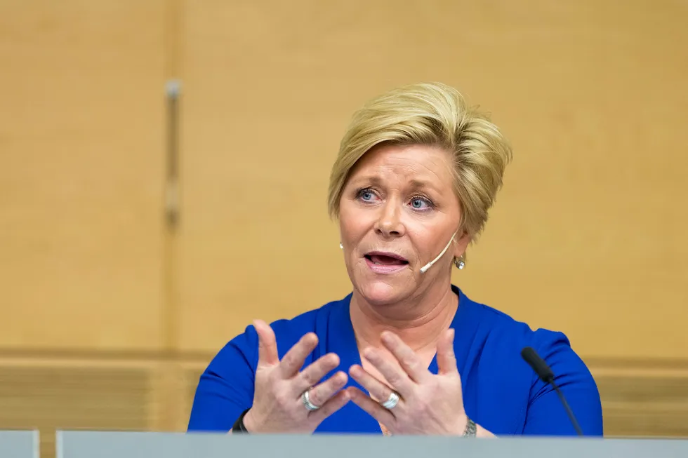 Finansminister Siv Jensen (Frp) kan konstatere at statens utgifter øker mer enn inntektene. Foto: Kallestad, Gorm / NTB Scanpix