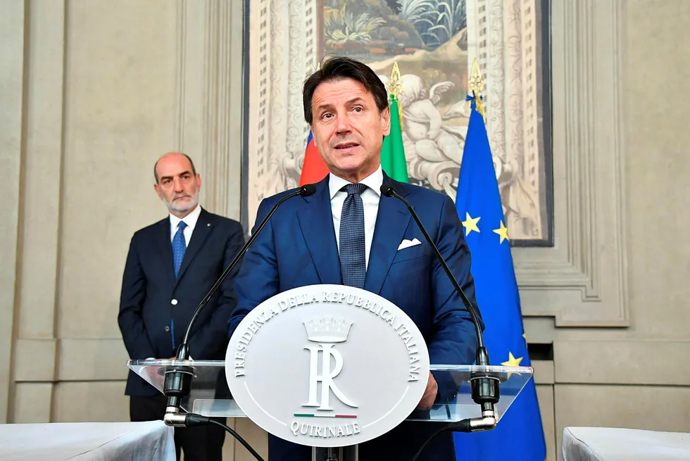 Til tross for krevende regjeringsforhandlinger varsler Giuseppe Conte at han vil være klar med en ny regjering i Italia innen onsdag.