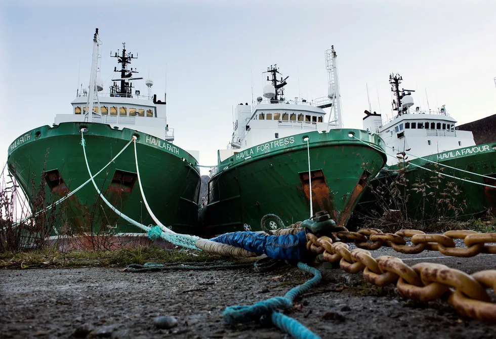 Avbildet er offshoreskip fra Havila Shipping i opplag ved den gamle sildoljefabrikken i Moltustranda. Foto: Per Ståle Bugjerde