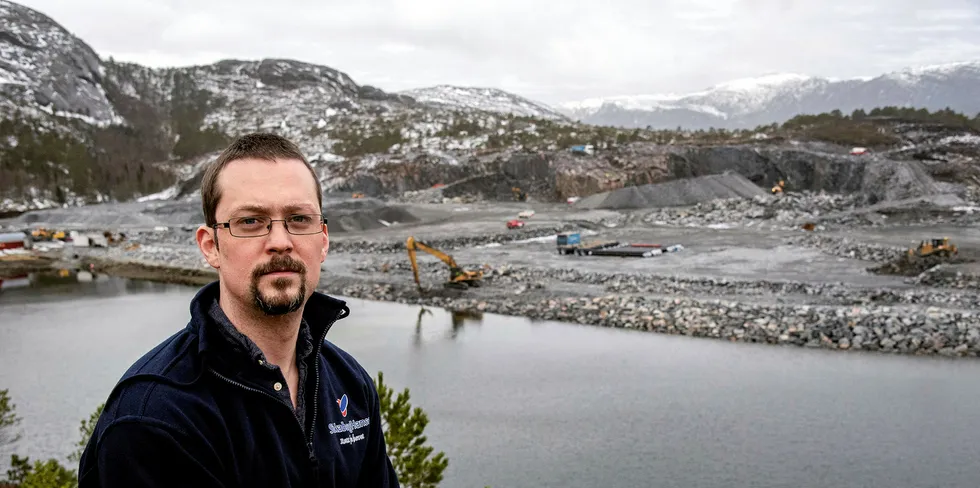 – Svaberget Smolt er «grensesprengende» og framtidsrettet, mener prosjektleder Aleksander Lundseng hos SinkabergHansen. Det nye industriområdet på 90 mål i Saglibukta ligger bokstavelig talt på grensa mellom Trøndelag og Nordland.