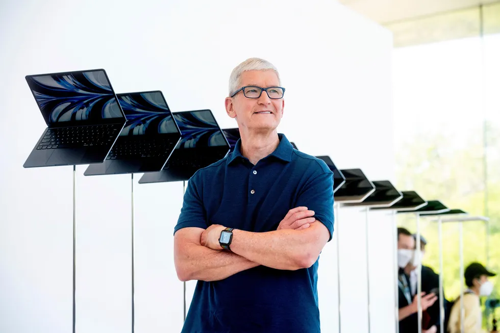 Apple-sjef Tim Cook har sett aksjen falle rundt 14 prosent på børs hittil i 2022, men i juli har aksjen gjort det bedre enn både indeksene og konkurrenter som Microsoft, Alphabet og Amazon