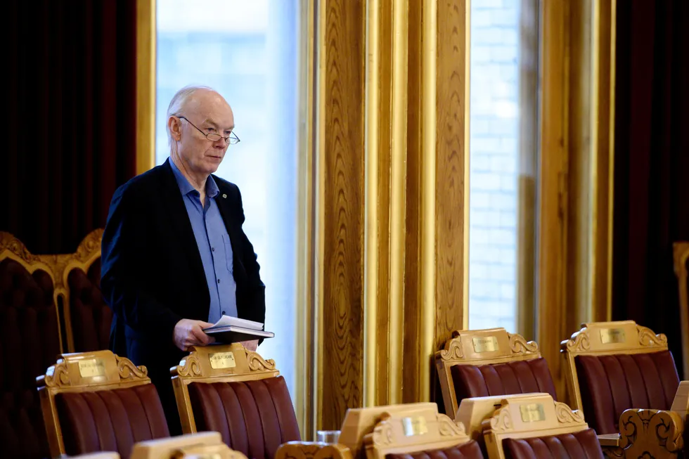 Per Olaf Lundteigen har vært fast representant på Stortinget siden 1993 og frem til i dag. I desember 2009 fikk han etterlønn samtidig som han fikk godtgjørelse som stortingspolitiker.