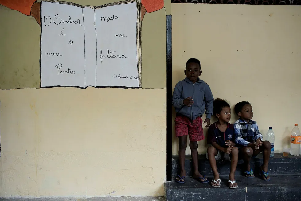 Tre barn venter sammen mens foreldrene deres samler sakene sine fra et hus i Rio de Janeiro i Brasil, som 19 familier ble kastet ut fra etter å ha oppholdt seg der ulovlig. Unicef og Redd Barna sier at ytterligere 150 millioner barn er blitt skjøvet ut i ekstrem fattigdom som følge av covid-19.