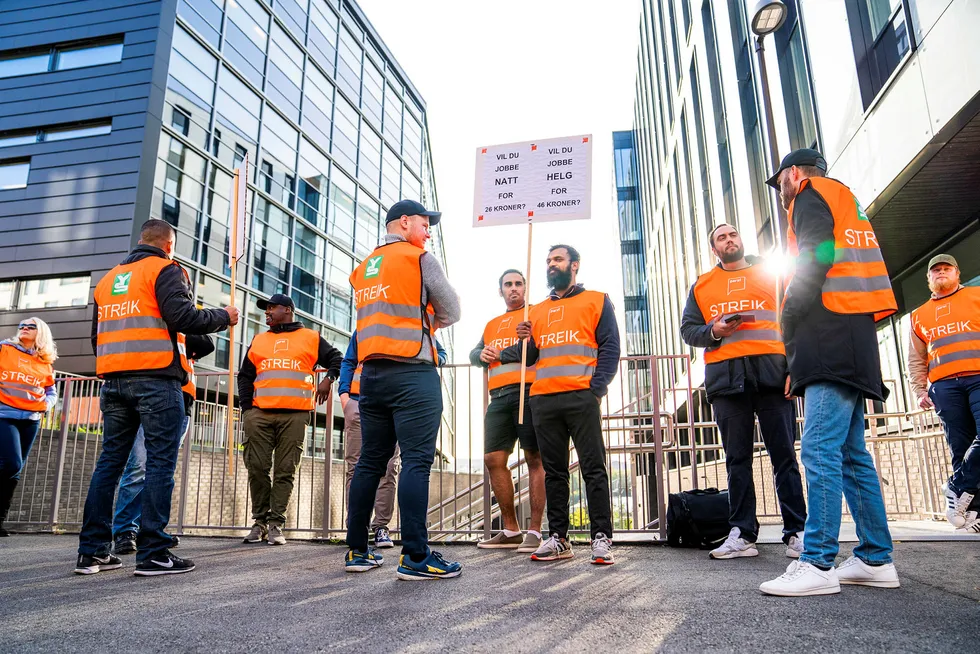 Vektere har streikemarkering utenfor hovedkontoret til Securitas i Oslo i midten av september. Mandag kveld ble streiken avsluttet.