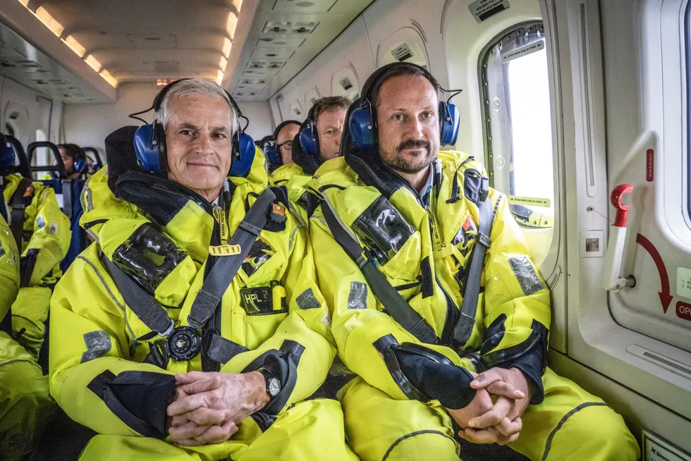 Kronprins Haakon og statsminister Jonas Gahr Støre på vei for å åpne den flytende havvindparken Hywind Tampen.