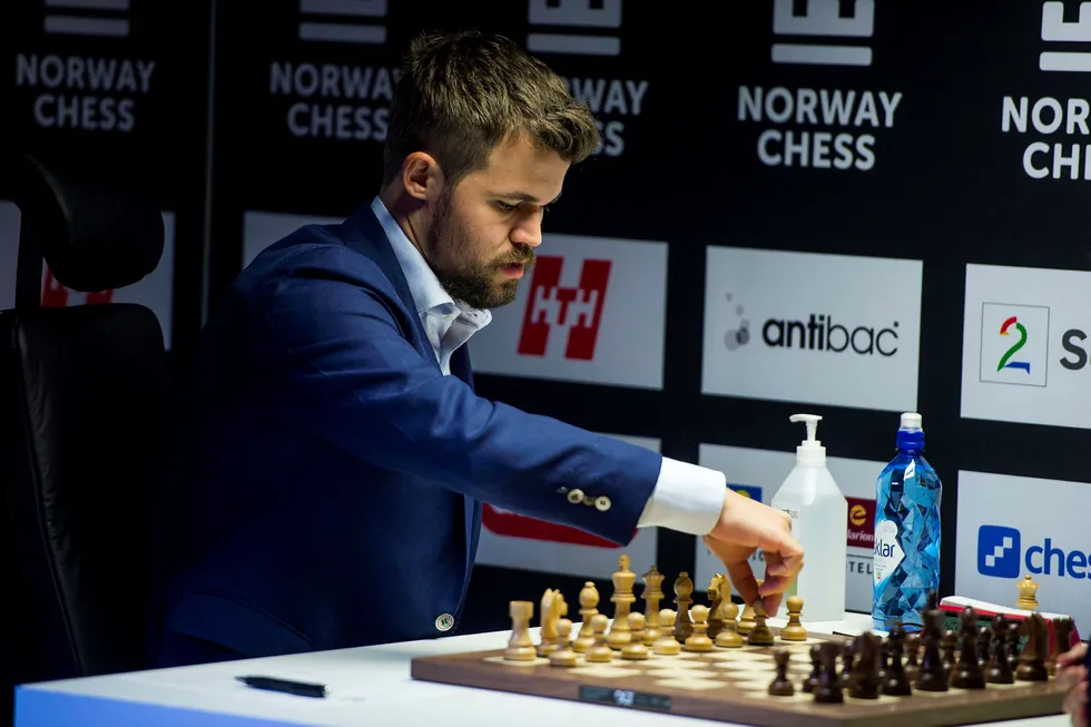 Magnus Carlsen spiller mot Levon Aronian under Norway Chess 2020.