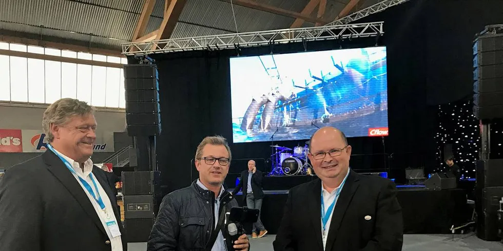 MESSE-ÅPNING: Påtroppende fylkesmann i Møre og Romsdal, Harald T. Nesvik, journalist Pål Bakka og messegeneral John Breivik er storfornøyd med åpningen av den nye messen Bluefish i Ålesund.Foto: Øystein Hage