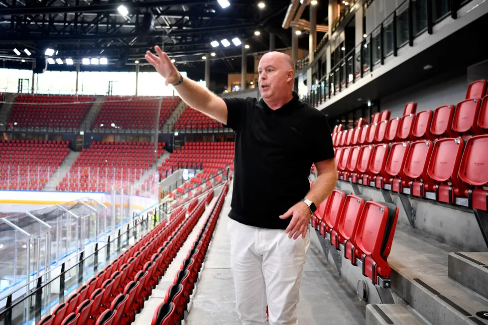 Styreleder i Vålerenga Ishockey Elite, Jan Tore Kjær, mener det finnes andre som vil gi klubben bedre økonomiske rammebetingelser enn investorene i Vålerenga Ishockey as. Her viser Kjær rundt inne i nye Jordal Amfi ved en tidligere anledning, hockeylagets hjemmearena.