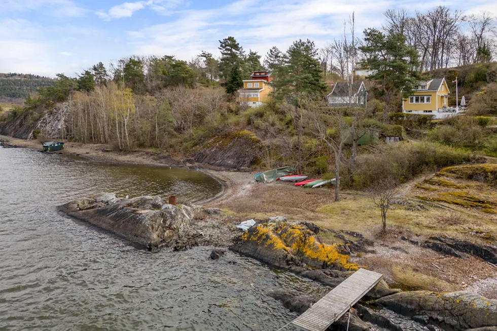 Det meldes om et stille og nedkjølt hyttemarked på øyene i indre Oslofjord. Prisen på den gule hytta til høyre på Bleikøya er satt ned til 6,3 millioner kroner.