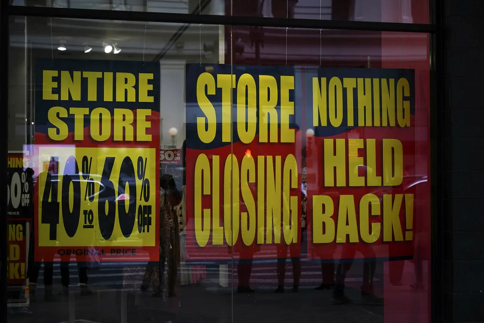 Kleskjeden Charlotte Russe stenger alle sine butikker i USA. På bildet plakater med opphørssalg fra kjedens butikk på Herald Square i New York.