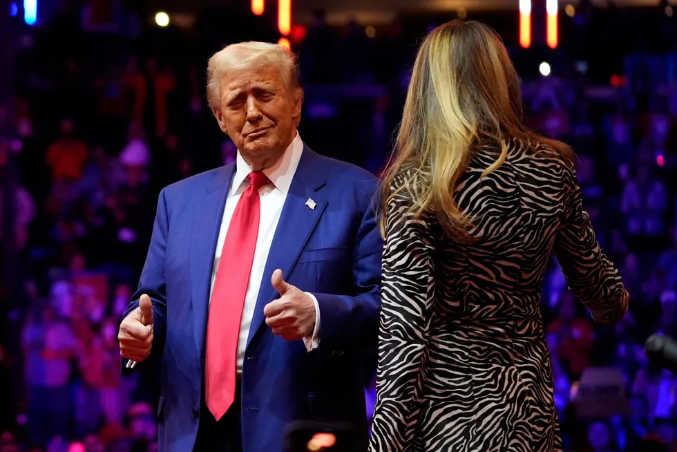 Republikanernes presidentkandidat Donald Trump på scenen i Madison Square Garden i New York søndag med Melania Trump.