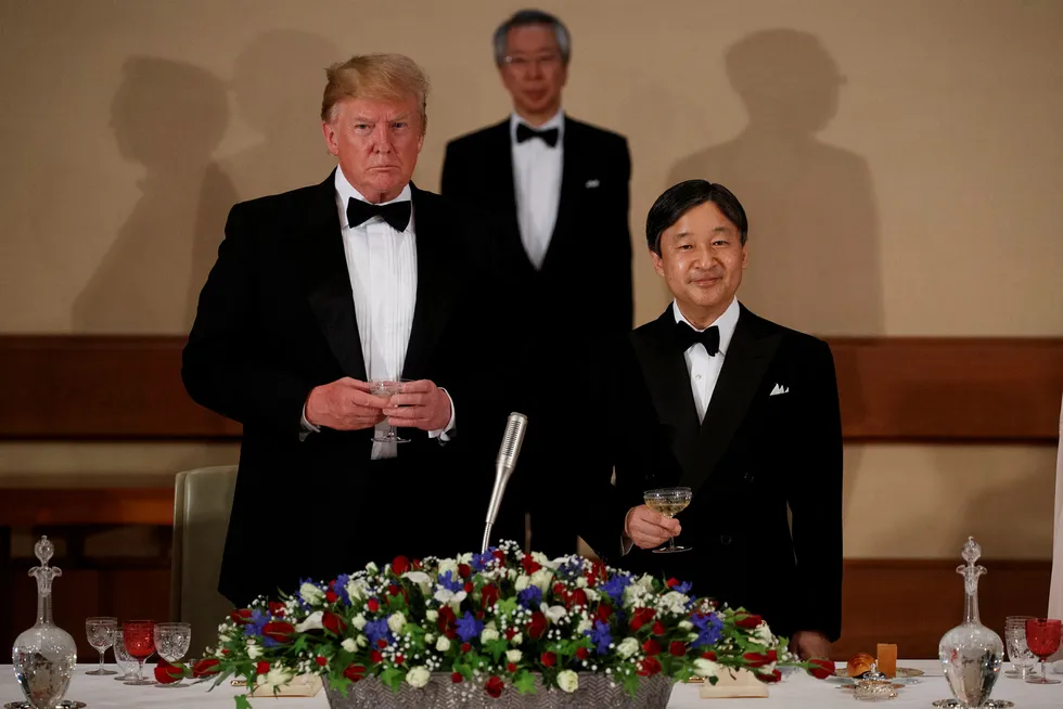 USAs president Donald Trump avslutter en fire dager lang reise til Japan på tirsdag etter sumobryterkonkurranse, spilt golf og møtt keiseren. Handelskrigen med Kina fortsetter. Kina beskyldes USA for å krenke landets økonomiske suverenitet.