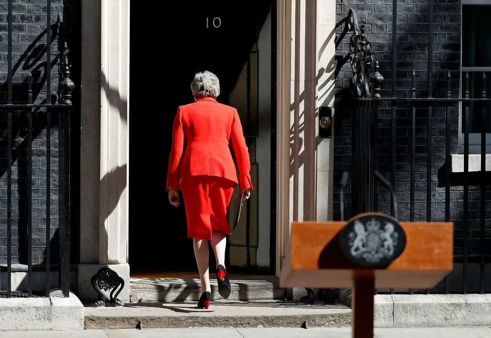 Stemmen sprakk til slutt da Storbritannias statsminister torsdag varslet sin avskjed utenfor statsministerboligen i Downing Street og uttrykte sin «dype sorg» over at hun aldri løste oppgaven hun fikk for snaue tre år siden: Å «levere brexit».