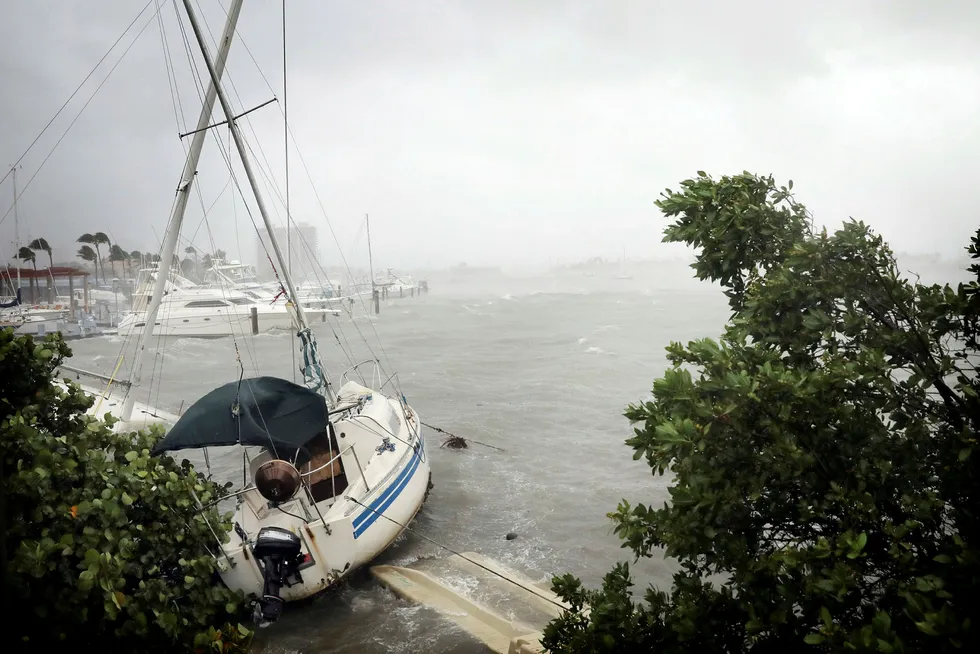 En million mennesker i Florida har mistet strømmen etter orkanens herjinger, og knuste båter ligger strødd rundt i havnene i Miami. Foto: Carlos Barria, euters/NTB scanpix