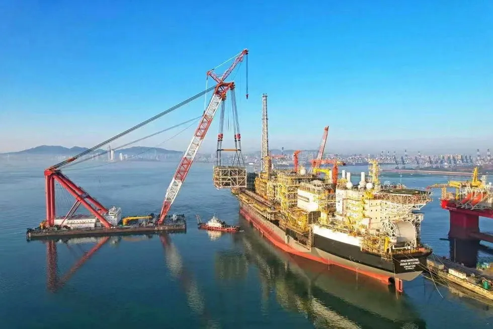 In action: the modules lifting operation for the Mero-3 FPSO.