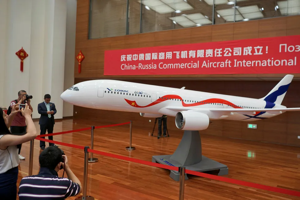 Her er den første flymodellen fra det kinesisk-russiske samarbeidet som skal bli en arg konkurrent til Airbus' og Boeings fly. Foto: CHINA DAILY