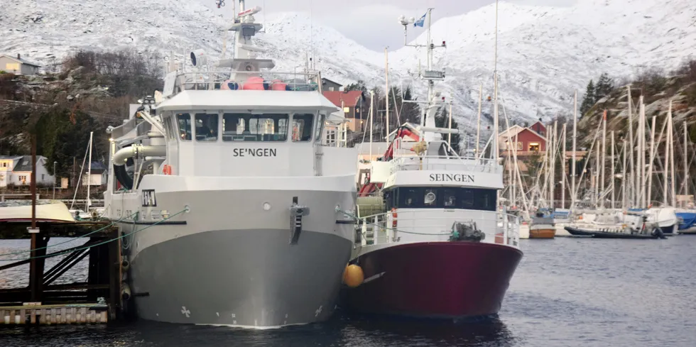 SOLGT: To generasjoner av «Seingen» i Svolvær havn. Nå er den eldste og minste båten solgt etter at en ny er på plass.