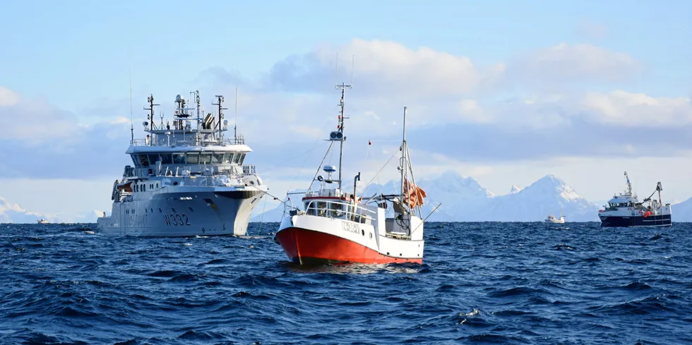 KYSTVAKTEN: Tett på fiskeflåten i kontrollarbeidet. Her på Lofothavet i år.