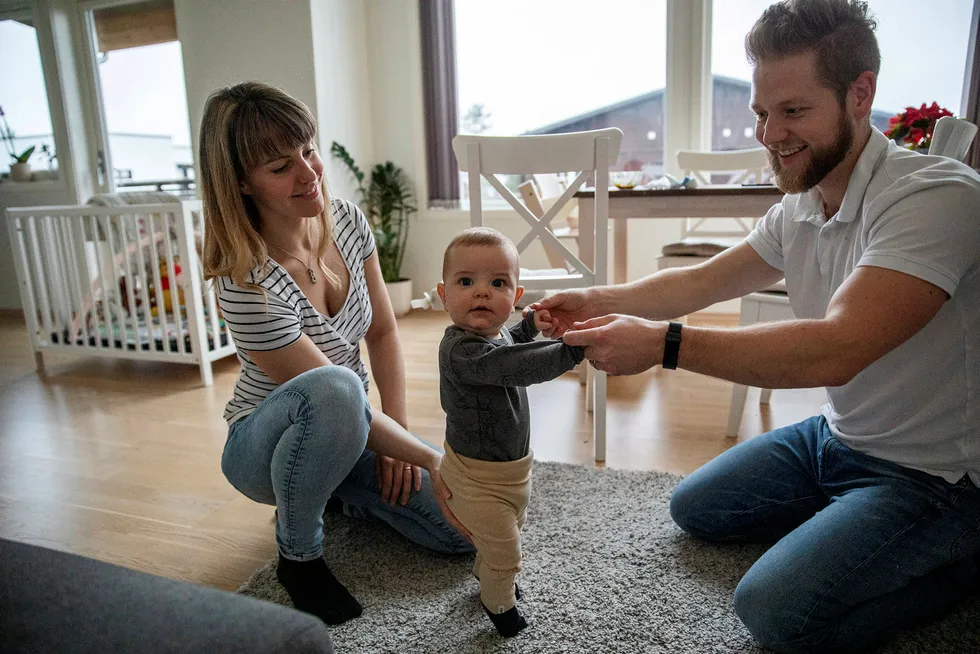 Camilla og Marius Ørvik bruker Finn.no og Facebook for å spare penger når de kjøper ting til sønnen Ludwig.