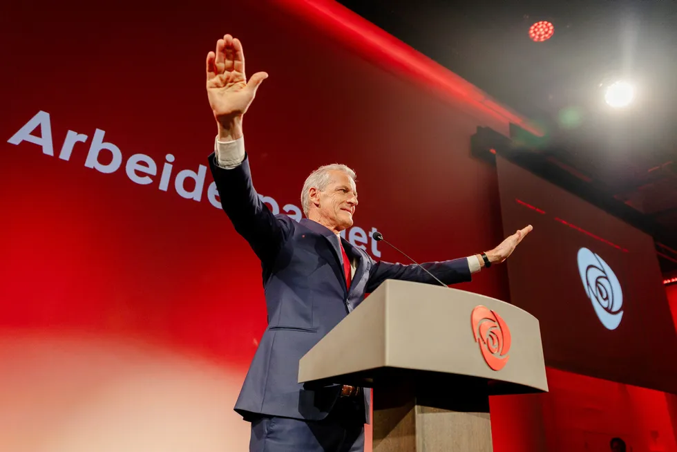 På fredag, 14. juni, har Jonas Gahr Støre vært partileder i 10 år. Her er han på valgvaken i fjor da det ble klart at Ap for første gang i nyere tid ikke ble landets største parti. Men utvalgte partitopper, kjendiser og velgere er bedt om å lage video til tiårsmarkeringen.