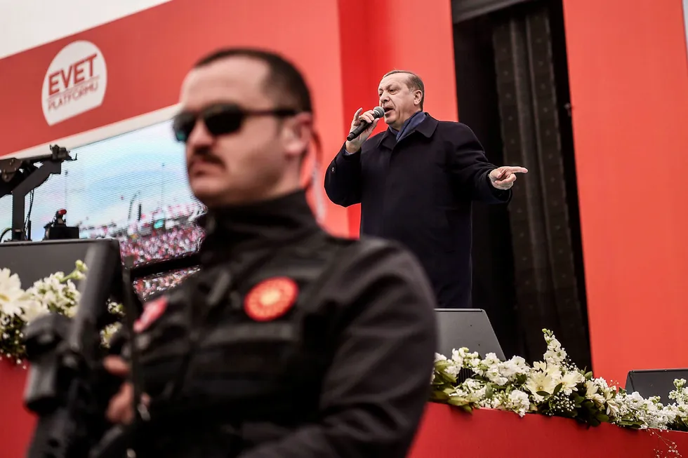 Tyrkias president Recep Tayyip Erdogan har allerede enorm makt. Likevel vil han sikre seg mer gjennom endringer i grunnloven. Foto: Ozan Kose/AFP/NTB Scanpix