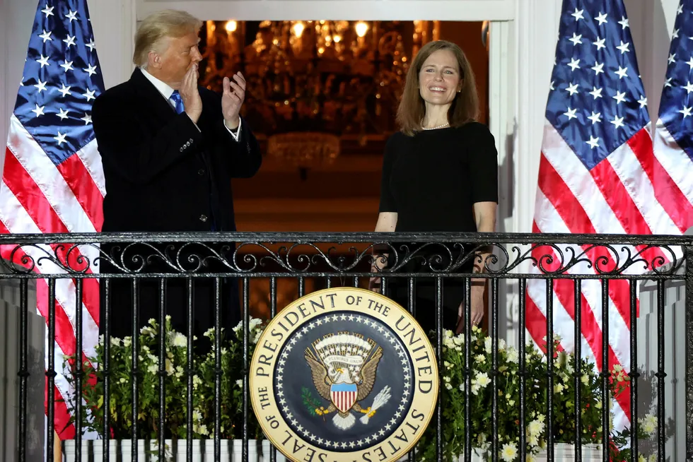 President Donald Trump gir Amy Coney Barrett applaus som ny dommer i Høyesterett. Utnevnelsen kan få betydning ved et omstridt valgresultat.