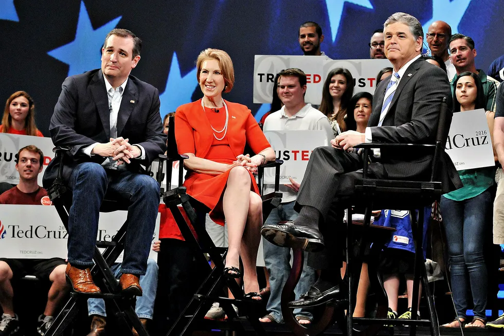 Sean Hannity (t.h.) nekter for å ha kalt korona-viruset en "bløff". Bildet er fra en debatt i 2016. Til venstre Ted Cruz og Carly Fiorina.