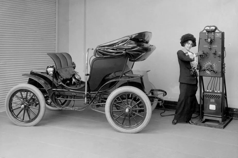 Elektriske biler ble gjerne markedsført mot kvinner, skriver artikkelforfatteren. Elbilen på bildet er en Columbia Mark 68 Victoria laget ved The Pope Manufacturing Company of Hartford, Connecticut, i 1906.