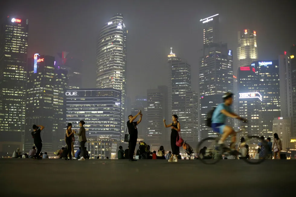 Det går kort tid mellom to jobber for de fleste i Singapore. Bildet er fra finansdistriktet i sentrum av Singapore. Foto: Edgar Su/File/Reuters/NTB Scanpix