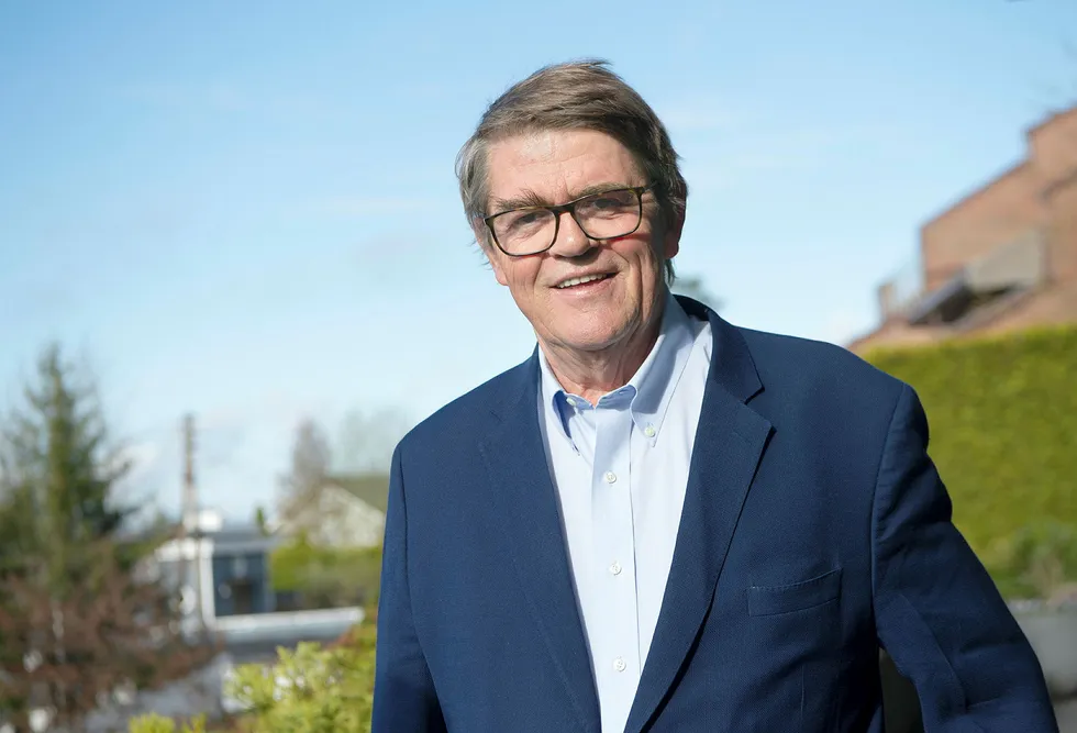 Jan Petter Sissener leter med lupe etter bærekraftige investeringer.