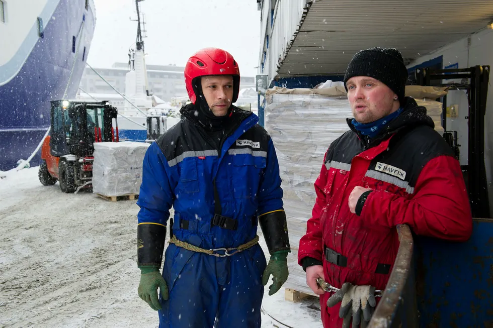 De to fiskerne Ole Marius Rørvik (28) (til venstre) og Per Egil Pedersen (38) på tråleren «Gadus Poseidon» tjente begge over en million kroner på rekordfiske ifjor. Foto: Ingun A. Mæhlum