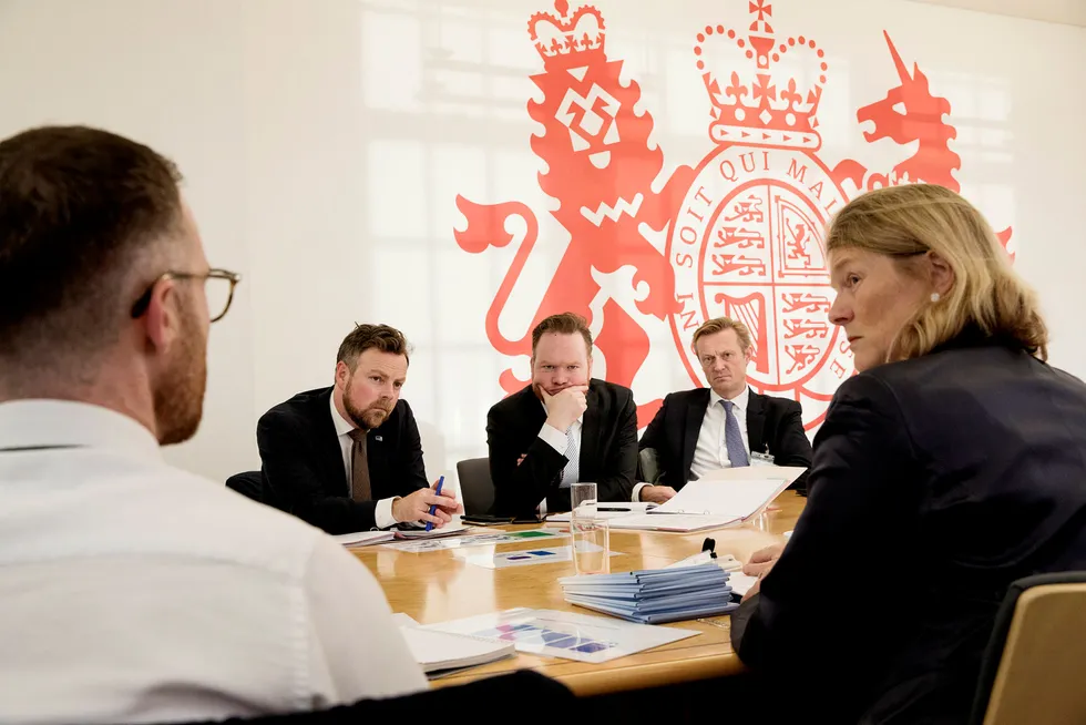 Innimellom Brexit-samtalene i London mandag, møtte næringsminister Torbjørn Røe Isaksen (til venstre) det britiske dagligvareombudet Christine Tacon (til høyre).