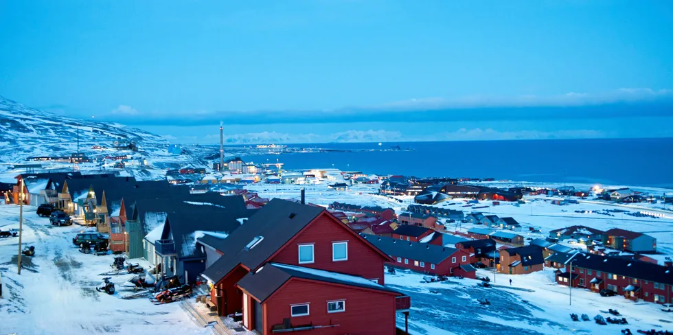 En av to internettkabler som forbinder Svalbard med fastlandet har vært ute av drift etter 7. januar i år.
