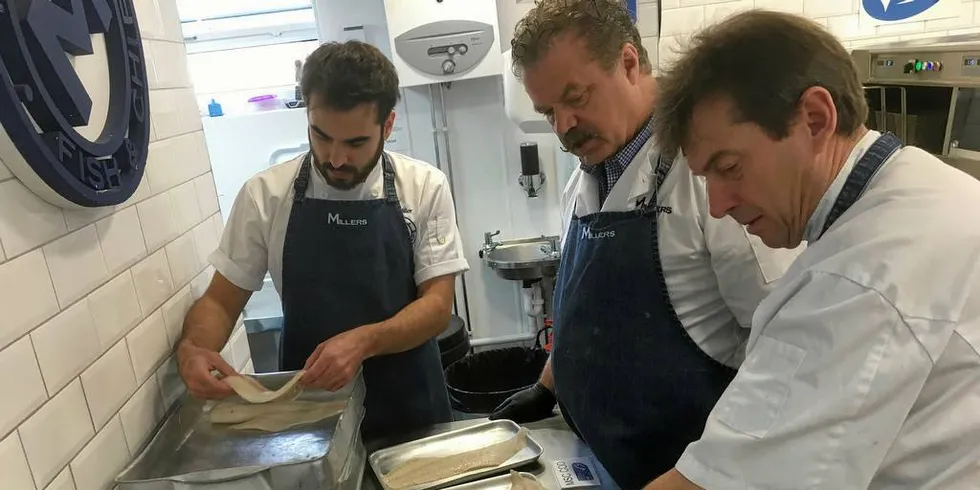 KONKURRANSEVRIDANDE?: Er det greitt at fisk frå utanlandske båtar får bruke Seafood from Norway merket, spør Lisa Leinebø. Her er Paul Harald Leinebø (i midten) saman med far og son frå Millers som førebur tillaging av fish and chips saman med Paul Harald Leinebø frå Leinebris.Foto: Leinebris