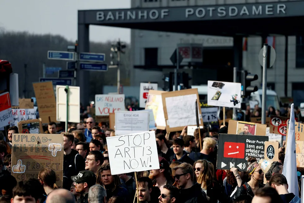 Titusener demonstrerte i flere land lørdag mot ny digitallov. Den vender Europas ungdom mot EU, mener kritikerne. Her fra en demonstrasjon i Tysklands hovedstad Berlin lørdag.