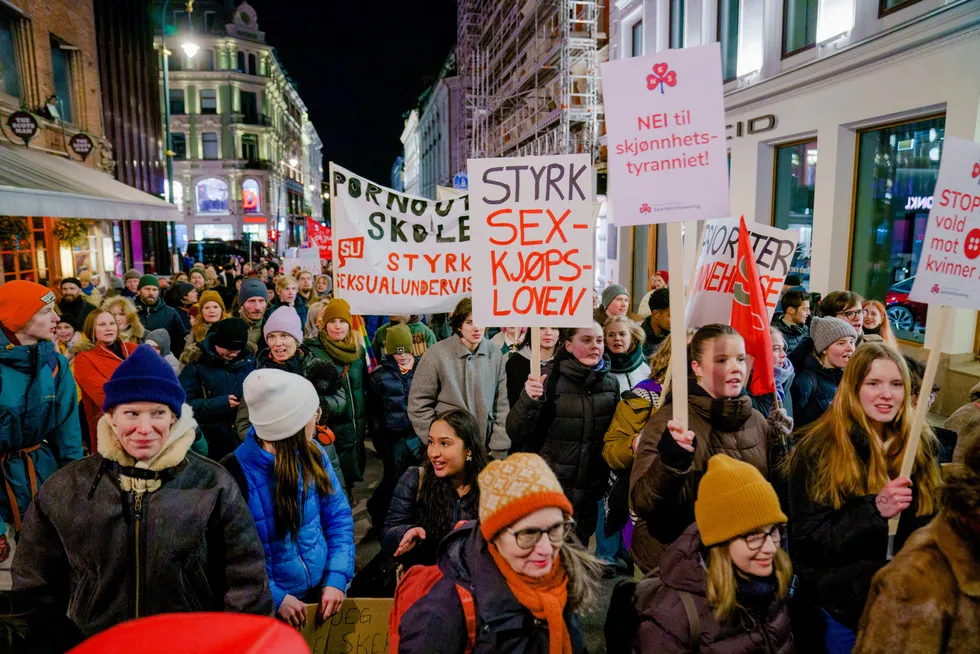 I år, som i fjor, var det to separate markeringer av kvinnedagen i Oslo. Her fra hovedtoget, med paroler som støtter sexkjøpsloven. Den alternative markeringen samler mange av motstandere mot den.