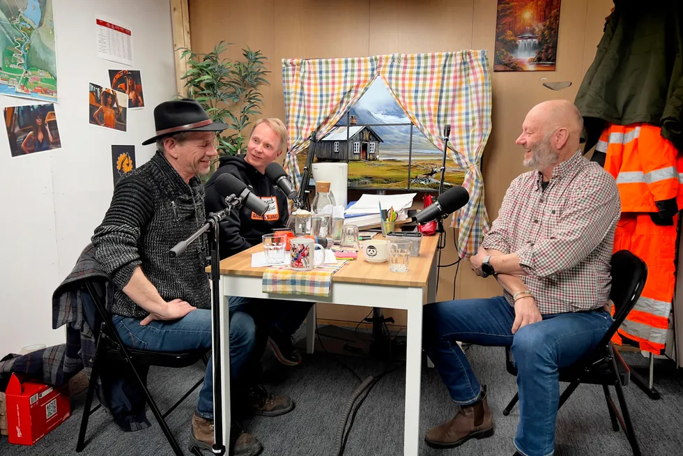 Stein Lier-Hansen (til høyre) i studio med profilene Lothepus og Petter Pilgaard i podkasten Anlegg & Sjau.