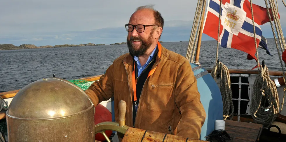 Med handa på roret: Til ære for fotografen styrer Carl-Erik Arnesen verdens eldste seilende skonnert, «Anna «Rogde». Båten tok onsdag kveld med seg deltakere fra Lofotseminaret ut på fisketur på Vestfjorden.