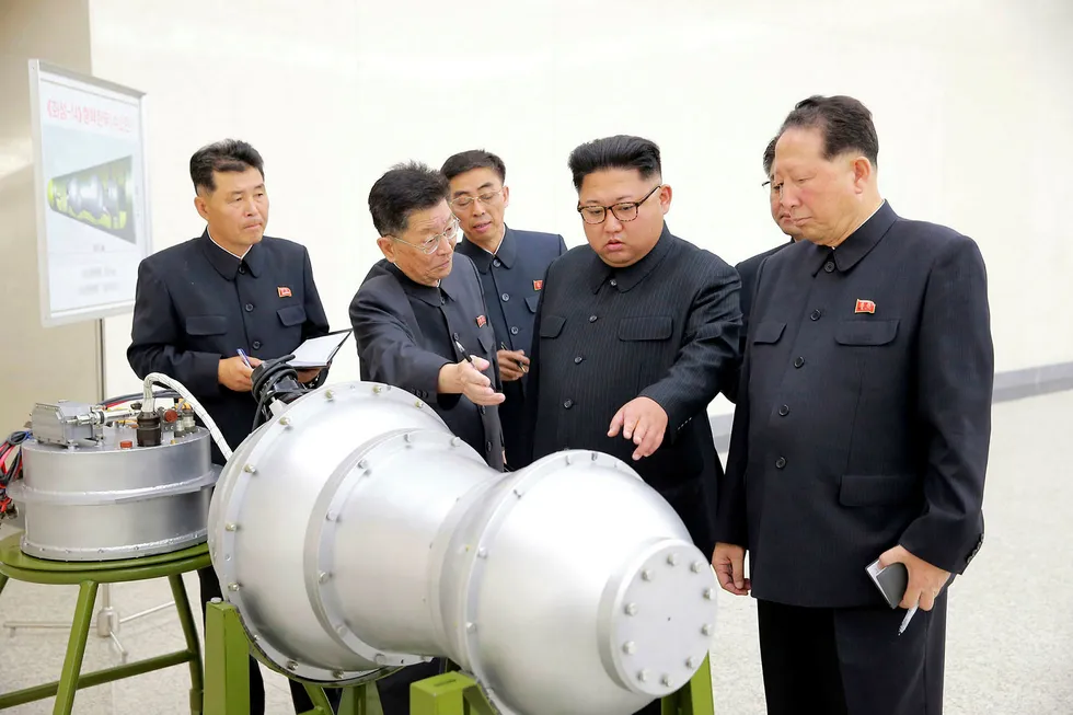 Dette bildet, som er sendt ut av Nord-Koreas statlige nyhetsbyrå, viser angivelig Kim Jong-un (nummer fire fra venstre) med kjernevåpeneksperter. Foto: NTB Scanpix