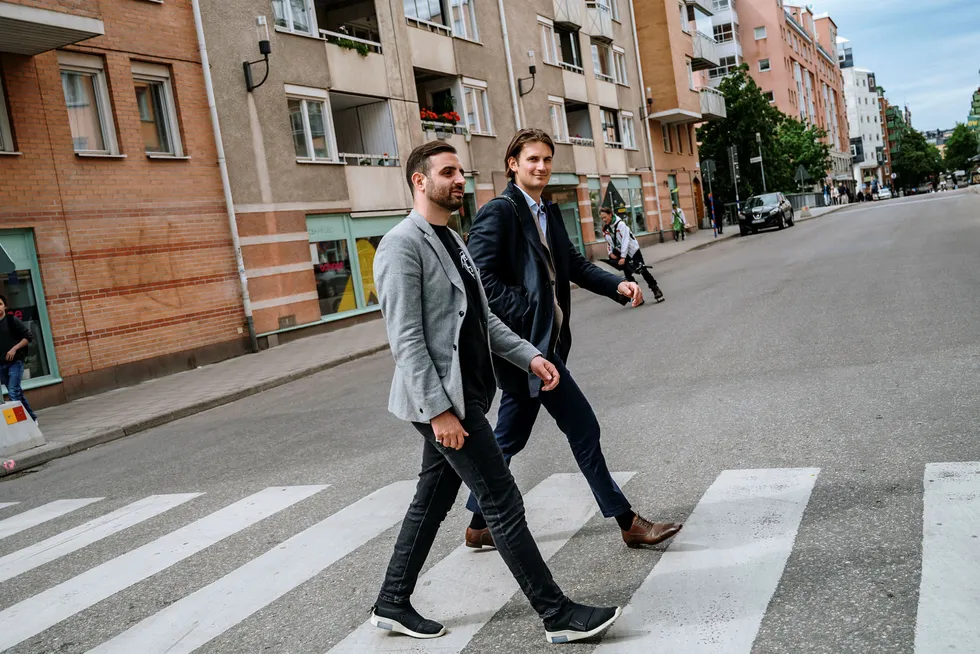 Fra venstre: Thomas Neslein, styreleder i Nip og daglig leder Hicham Chahine i Nip i de nye spillokalene de bygger i Stockholm. De to nordmennene møttes i Formuesforvaltning, og styrer i dag en av e-sportens største merkevarer.