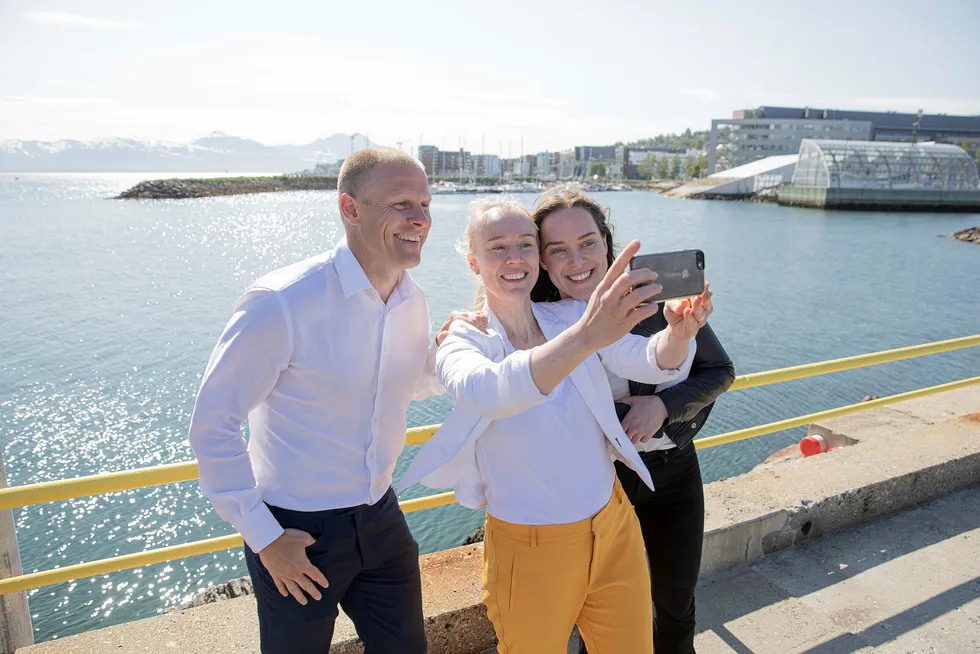 Administrerende direktør Matts Johansen i Aker BioMarine blir med på en selfie på kaia i Tromsø sammen med direktør for bærekraft Runa Haug Khoury (i midten) og kommunikasjonssjef Ingeborg Tennes.