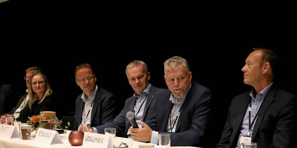 FISKERIDEBATT: Fra venstre: Ilone Giske, Sigvald Rist, Rune Stokvold, Otto Gregussen og Webjørn Barstad. Foto: Silje Helene Nilsen