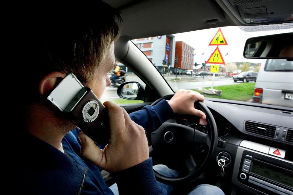 Det er forbudt å snakke i mobiltelefonen mens du kjører bil. Foto: Gorm Kallestad/Scanpix