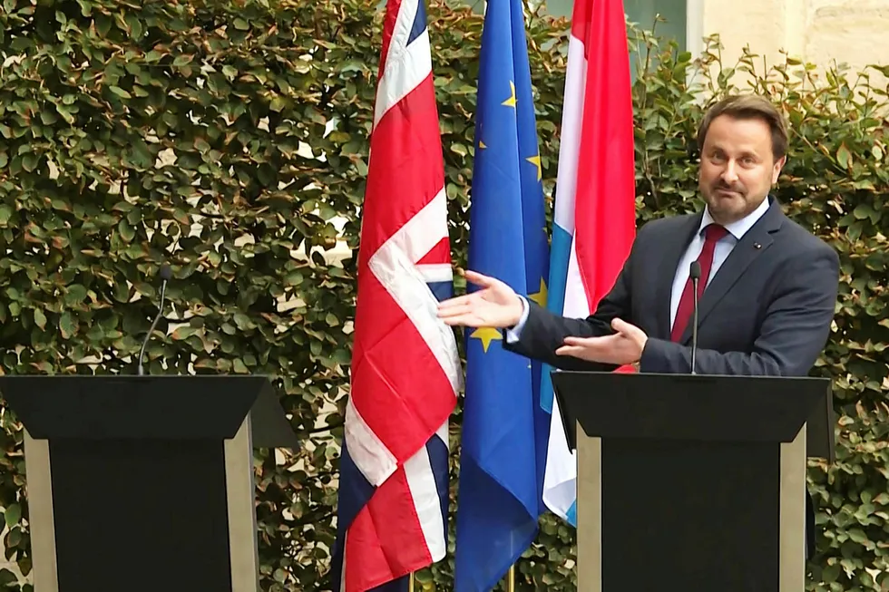 Tom plass: Boris Johnson stakk, men Luxembourgs statsminister Xavier Bettel ble stående ved siden av den tomme plasse og si sin hjertens mening om brexit.